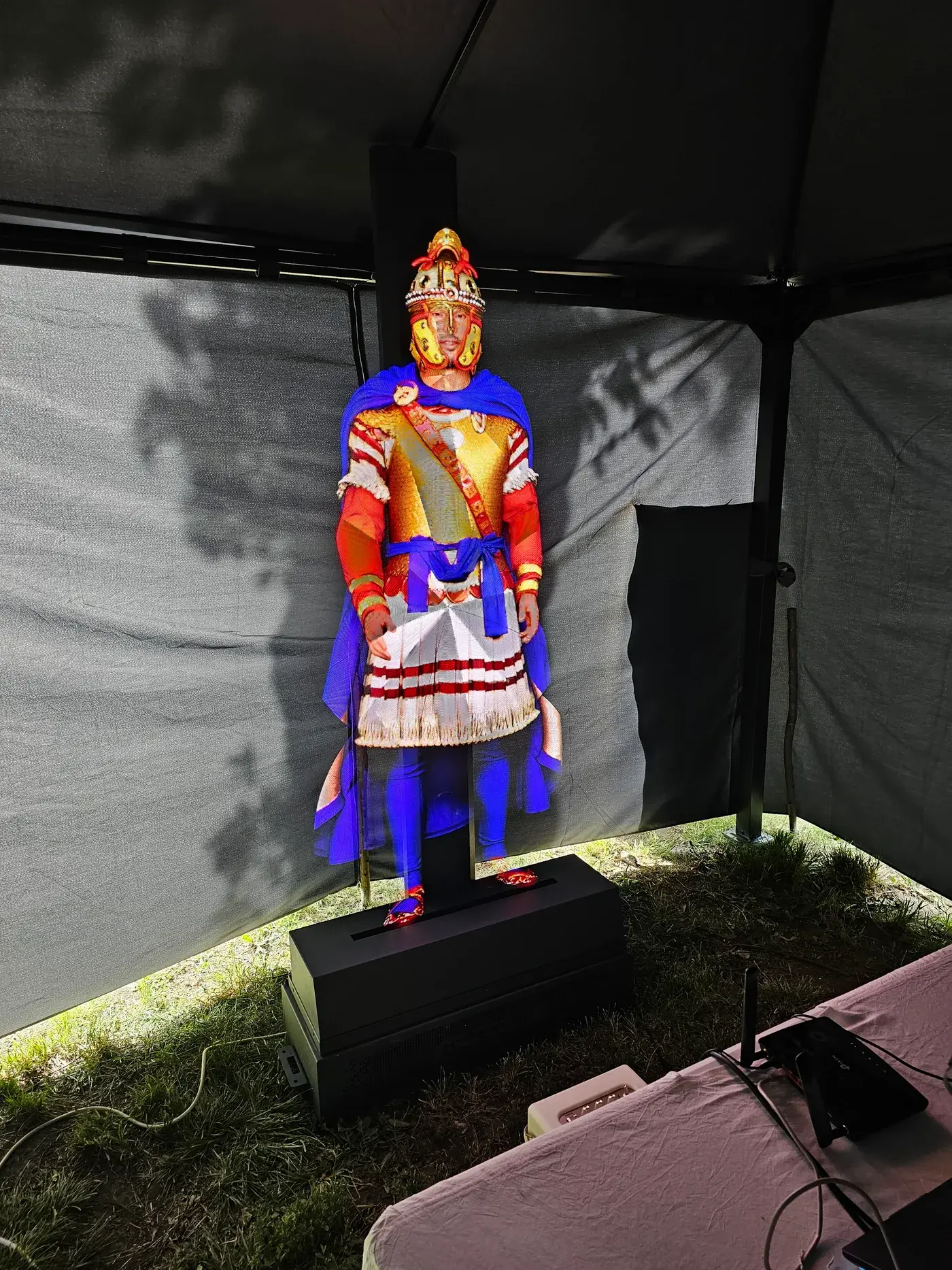 Holofan display s Valentinijanom na otvorenom, tijekom postavljanja